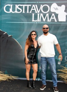 <a style='margin-left: 5px;' class='btn btn-xs btn-social btn-facebook' href='https://www.facebook.com/sharer/sharer.php?u=https://www.galeramix.com.br/imagem/a163/800-800-90/conteudo/site_galerias/163/gustavo-lima-costelaco-junior-seco-galeramix-107.jpg' rel='popup' data-width='500' data-height='400'><i class='fa fa-facebook'></i>Compartilhar <span class='hidden-xs'>no Facebook</span></a> <a class='btn btn-default btn-xs' target='_blank' href='imagem/a163/800-800-90/conteudo/site_galerias/163/gustavo-lima-costelaco-junior-seco-galeramix-107.jpg'><span class='glyphicon glyphicon-cloud-download'></span> Salvar</a>