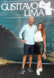 <a style='margin-left: 5px;' class='btn btn-xs btn-social btn-facebook' href='https://www.facebook.com/sharer/sharer.php?u=https://www.galeramix.com.br/imagem/a163/800-800-90/conteudo/site_galerias/163/gustavo-lima-costelaco-junior-seco-galeramix-108.jpg' rel='popup' data-width='500' data-height='400'><i class='fa fa-facebook'></i>Compartilhar <span class='hidden-xs'>no Facebook</span></a> <a class='btn btn-default btn-xs' target='_blank' href='imagem/a163/800-800-90/conteudo/site_galerias/163/gustavo-lima-costelaco-junior-seco-galeramix-108.jpg'><span class='glyphicon glyphicon-cloud-download'></span> Salvar</a>