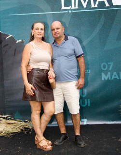 <a style='margin-left: 5px;' class='btn btn-xs btn-social btn-facebook' href='https://www.facebook.com/sharer/sharer.php?u=https://www.galeramix.com.br/imagem/a163/800-800-90/conteudo/site_galerias/163/gustavo-lima-costelaco-junior-seco-galeramix-119.jpg' rel='popup' data-width='500' data-height='400'><i class='fa fa-facebook'></i>Compartilhar <span class='hidden-xs'>no Facebook</span></a> <a class='btn btn-default btn-xs' target='_blank' href='imagem/a163/800-800-90/conteudo/site_galerias/163/gustavo-lima-costelaco-junior-seco-galeramix-119.jpg'><span class='glyphicon glyphicon-cloud-download'></span> Salvar</a>