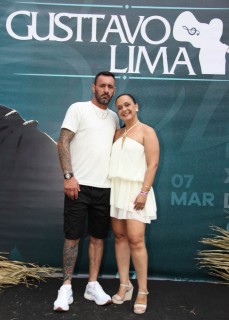 <a style='margin-left: 5px;' class='btn btn-xs btn-social btn-facebook' href='https://www.facebook.com/sharer/sharer.php?u=https://www.galeramix.com.br/imagem/a163/800-800-90/conteudo/site_galerias/163/gustavo-lima-costelaco-junior-seco-galeramix-12.jpg' rel='popup' data-width='500' data-height='400'><i class='fa fa-facebook'></i>Compartilhar <span class='hidden-xs'>no Facebook</span></a> <a class='btn btn-default btn-xs' target='_blank' href='imagem/a163/800-800-90/conteudo/site_galerias/163/gustavo-lima-costelaco-junior-seco-galeramix-12.jpg'><span class='glyphicon glyphicon-cloud-download'></span> Salvar</a>