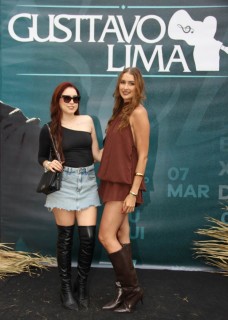 <a style='margin-left: 5px;' class='btn btn-xs btn-social btn-facebook' href='https://www.facebook.com/sharer/sharer.php?u=https://www.galeramix.com.br/imagem/a163/800-800-90/conteudo/site_galerias/163/gustavo-lima-costelaco-junior-seco-galeramix-121.jpg' rel='popup' data-width='500' data-height='400'><i class='fa fa-facebook'></i>Compartilhar <span class='hidden-xs'>no Facebook</span></a> <a class='btn btn-default btn-xs' target='_blank' href='imagem/a163/800-800-90/conteudo/site_galerias/163/gustavo-lima-costelaco-junior-seco-galeramix-121.jpg'><span class='glyphicon glyphicon-cloud-download'></span> Salvar</a>