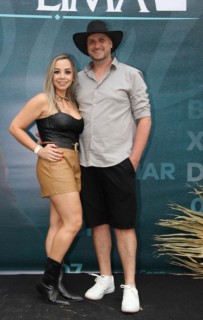 <a style='margin-left: 5px;' class='btn btn-xs btn-social btn-facebook' href='https://www.facebook.com/sharer/sharer.php?u=https://www.galeramix.com.br/imagem/a163/800-800-90/conteudo/site_galerias/163/gustavo-lima-costelaco-junior-seco-galeramix-131.jpg' rel='popup' data-width='500' data-height='400'><i class='fa fa-facebook'></i>Compartilhar <span class='hidden-xs'>no Facebook</span></a> <a class='btn btn-default btn-xs' target='_blank' href='imagem/a163/800-800-90/conteudo/site_galerias/163/gustavo-lima-costelaco-junior-seco-galeramix-131.jpg'><span class='glyphicon glyphicon-cloud-download'></span> Salvar</a>