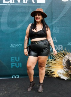 <a style='margin-left: 5px;' class='btn btn-xs btn-social btn-facebook' href='https://www.facebook.com/sharer/sharer.php?u=https://www.galeramix.com.br/imagem/a163/800-800-90/conteudo/site_galerias/163/gustavo-lima-costelaco-junior-seco-galeramix-134.jpg' rel='popup' data-width='500' data-height='400'><i class='fa fa-facebook'></i>Compartilhar <span class='hidden-xs'>no Facebook</span></a> <a class='btn btn-default btn-xs' target='_blank' href='imagem/a163/800-800-90/conteudo/site_galerias/163/gustavo-lima-costelaco-junior-seco-galeramix-134.jpg'><span class='glyphicon glyphicon-cloud-download'></span> Salvar</a>