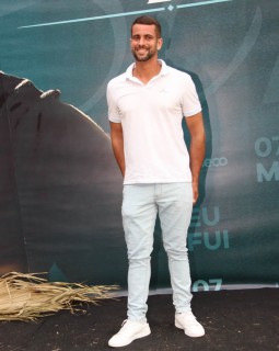 <a style='margin-left: 5px;' class='btn btn-xs btn-social btn-facebook' href='https://www.facebook.com/sharer/sharer.php?u=https://www.galeramix.com.br/imagem/a163/800-800-90/conteudo/site_galerias/163/gustavo-lima-costelaco-junior-seco-galeramix-140.jpg' rel='popup' data-width='500' data-height='400'><i class='fa fa-facebook'></i>Compartilhar <span class='hidden-xs'>no Facebook</span></a> <a class='btn btn-default btn-xs' target='_blank' href='imagem/a163/800-800-90/conteudo/site_galerias/163/gustavo-lima-costelaco-junior-seco-galeramix-140.jpg'><span class='glyphicon glyphicon-cloud-download'></span> Salvar</a>