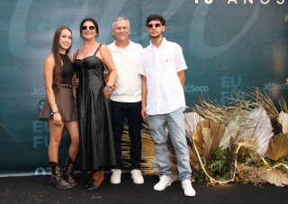 <a style='margin-left: 5px;' class='btn btn-xs btn-social btn-facebook' href='https://www.facebook.com/sharer/sharer.php?u=https://www.galeramix.com.br/imagem/a163/800-800-90/conteudo/site_galerias/163/gustavo-lima-costelaco-junior-seco-galeramix-142.jpg' rel='popup' data-width='500' data-height='400'><i class='fa fa-facebook'></i>Compartilhar <span class='hidden-xs'>no Facebook</span></a> <a class='btn btn-default btn-xs' target='_blank' href='imagem/a163/800-800-90/conteudo/site_galerias/163/gustavo-lima-costelaco-junior-seco-galeramix-142.jpg'><span class='glyphicon glyphicon-cloud-download'></span> Salvar</a>