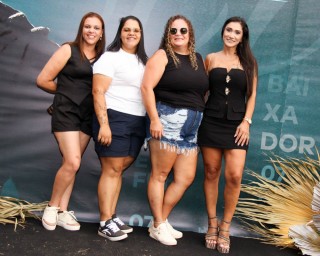 <a style='margin-left: 5px;' class='btn btn-xs btn-social btn-facebook' href='https://www.facebook.com/sharer/sharer.php?u=https://www.galeramix.com.br/imagem/a163/800-800-90/conteudo/site_galerias/163/gustavo-lima-costelaco-junior-seco-galeramix-147.jpg' rel='popup' data-width='500' data-height='400'><i class='fa fa-facebook'></i>Compartilhar <span class='hidden-xs'>no Facebook</span></a> <a class='btn btn-default btn-xs' target='_blank' href='imagem/a163/800-800-90/conteudo/site_galerias/163/gustavo-lima-costelaco-junior-seco-galeramix-147.jpg'><span class='glyphicon glyphicon-cloud-download'></span> Salvar</a>