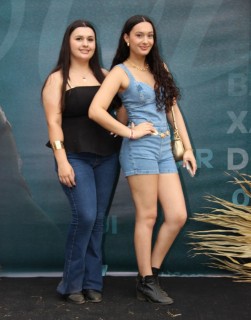 <a style='margin-left: 5px;' class='btn btn-xs btn-social btn-facebook' href='https://www.facebook.com/sharer/sharer.php?u=https://www.galeramix.com.br/imagem/a163/800-800-90/conteudo/site_galerias/163/gustavo-lima-costelaco-junior-seco-galeramix-154.jpg' rel='popup' data-width='500' data-height='400'><i class='fa fa-facebook'></i>Compartilhar <span class='hidden-xs'>no Facebook</span></a> <a class='btn btn-default btn-xs' target='_blank' href='imagem/a163/800-800-90/conteudo/site_galerias/163/gustavo-lima-costelaco-junior-seco-galeramix-154.jpg'><span class='glyphicon glyphicon-cloud-download'></span> Salvar</a>