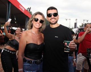 <a style='margin-left: 5px;' class='btn btn-xs btn-social btn-facebook' href='https://www.facebook.com/sharer/sharer.php?u=https://www.galeramix.com.br/imagem/a163/800-800-90/conteudo/site_galerias/163/gustavo-lima-costelaco-junior-seco-galeramix-167.jpg' rel='popup' data-width='500' data-height='400'><i class='fa fa-facebook'></i>Compartilhar <span class='hidden-xs'>no Facebook</span></a> <a class='btn btn-default btn-xs' target='_blank' href='imagem/a163/800-800-90/conteudo/site_galerias/163/gustavo-lima-costelaco-junior-seco-galeramix-167.jpg'><span class='glyphicon glyphicon-cloud-download'></span> Salvar</a>