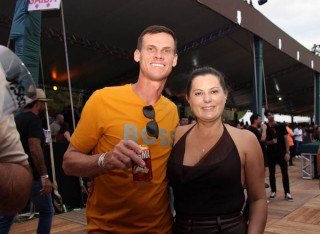 <a style='margin-left: 5px;' class='btn btn-xs btn-social btn-facebook' href='https://www.facebook.com/sharer/sharer.php?u=https://www.galeramix.com.br/imagem/a163/800-800-90/conteudo/site_galerias/163/gustavo-lima-costelaco-junior-seco-galeramix-168.jpg' rel='popup' data-width='500' data-height='400'><i class='fa fa-facebook'></i>Compartilhar <span class='hidden-xs'>no Facebook</span></a> <a class='btn btn-default btn-xs' target='_blank' href='imagem/a163/800-800-90/conteudo/site_galerias/163/gustavo-lima-costelaco-junior-seco-galeramix-168.jpg'><span class='glyphicon glyphicon-cloud-download'></span> Salvar</a>