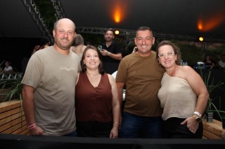 <a style='margin-left: 5px;' class='btn btn-xs btn-social btn-facebook' href='https://www.facebook.com/sharer/sharer.php?u=https://www.galeramix.com.br/imagem/a163/800-800-90/conteudo/site_galerias/163/gustavo-lima-costelaco-junior-seco-galeramix-170.jpg' rel='popup' data-width='500' data-height='400'><i class='fa fa-facebook'></i>Compartilhar <span class='hidden-xs'>no Facebook</span></a> <a class='btn btn-default btn-xs' target='_blank' href='imagem/a163/800-800-90/conteudo/site_galerias/163/gustavo-lima-costelaco-junior-seco-galeramix-170.jpg'><span class='glyphicon glyphicon-cloud-download'></span> Salvar</a>