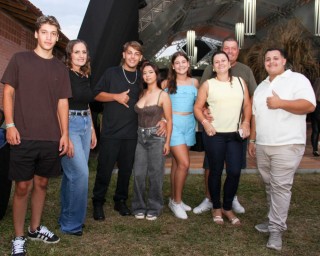 <a style='margin-left: 5px;' class='btn btn-xs btn-social btn-facebook' href='https://www.facebook.com/sharer/sharer.php?u=https://www.galeramix.com.br/imagem/a163/800-800-90/conteudo/site_galerias/163/gustavo-lima-costelaco-junior-seco-galeramix-171.jpg' rel='popup' data-width='500' data-height='400'><i class='fa fa-facebook'></i>Compartilhar <span class='hidden-xs'>no Facebook</span></a> <a class='btn btn-default btn-xs' target='_blank' href='imagem/a163/800-800-90/conteudo/site_galerias/163/gustavo-lima-costelaco-junior-seco-galeramix-171.jpg'><span class='glyphicon glyphicon-cloud-download'></span> Salvar</a>