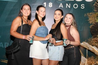 <a style='margin-left: 5px;' class='btn btn-xs btn-social btn-facebook' href='https://www.facebook.com/sharer/sharer.php?u=https://www.galeramix.com.br/imagem/a163/800-800-90/conteudo/site_galerias/163/gustavo-lima-costelaco-junior-seco-galeramix-182.jpg' rel='popup' data-width='500' data-height='400'><i class='fa fa-facebook'></i>Compartilhar <span class='hidden-xs'>no Facebook</span></a> <a class='btn btn-default btn-xs' target='_blank' href='imagem/a163/800-800-90/conteudo/site_galerias/163/gustavo-lima-costelaco-junior-seco-galeramix-182.jpg'><span class='glyphicon glyphicon-cloud-download'></span> Salvar</a>