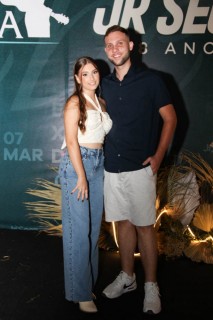 <a style='margin-left: 5px;' class='btn btn-xs btn-social btn-facebook' href='https://www.facebook.com/sharer/sharer.php?u=https://www.galeramix.com.br/imagem/a163/800-800-90/conteudo/site_galerias/163/gustavo-lima-costelaco-junior-seco-galeramix-191.jpg' rel='popup' data-width='500' data-height='400'><i class='fa fa-facebook'></i>Compartilhar <span class='hidden-xs'>no Facebook</span></a> <a class='btn btn-default btn-xs' target='_blank' href='imagem/a163/800-800-90/conteudo/site_galerias/163/gustavo-lima-costelaco-junior-seco-galeramix-191.jpg'><span class='glyphicon glyphicon-cloud-download'></span> Salvar</a>