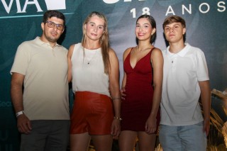 <a style='margin-left: 5px;' class='btn btn-xs btn-social btn-facebook' href='https://www.facebook.com/sharer/sharer.php?u=https://www.galeramix.com.br/imagem/a163/800-800-90/conteudo/site_galerias/163/gustavo-lima-costelaco-junior-seco-galeramix-195.jpg' rel='popup' data-width='500' data-height='400'><i class='fa fa-facebook'></i>Compartilhar <span class='hidden-xs'>no Facebook</span></a> <a class='btn btn-default btn-xs' target='_blank' href='imagem/a163/800-800-90/conteudo/site_galerias/163/gustavo-lima-costelaco-junior-seco-galeramix-195.jpg'><span class='glyphicon glyphicon-cloud-download'></span> Salvar</a>