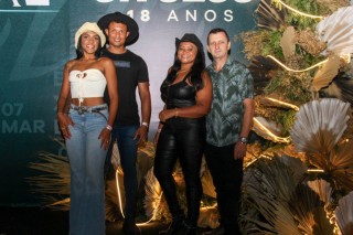 <a style='margin-left: 5px;' class='btn btn-xs btn-social btn-facebook' href='https://www.facebook.com/sharer/sharer.php?u=https://www.galeramix.com.br/imagem/a163/800-800-90/conteudo/site_galerias/163/gustavo-lima-costelaco-junior-seco-galeramix-196.jpg' rel='popup' data-width='500' data-height='400'><i class='fa fa-facebook'></i>Compartilhar <span class='hidden-xs'>no Facebook</span></a> <a class='btn btn-default btn-xs' target='_blank' href='imagem/a163/800-800-90/conteudo/site_galerias/163/gustavo-lima-costelaco-junior-seco-galeramix-196.jpg'><span class='glyphicon glyphicon-cloud-download'></span> Salvar</a>