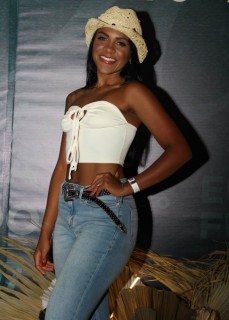 <a style='margin-left: 5px;' class='btn btn-xs btn-social btn-facebook' href='https://www.facebook.com/sharer/sharer.php?u=https://www.galeramix.com.br/imagem/a163/800-800-90/conteudo/site_galerias/163/gustavo-lima-costelaco-junior-seco-galeramix-200.jpg' rel='popup' data-width='500' data-height='400'><i class='fa fa-facebook'></i>Compartilhar <span class='hidden-xs'>no Facebook</span></a> <a class='btn btn-default btn-xs' target='_blank' href='imagem/a163/800-800-90/conteudo/site_galerias/163/gustavo-lima-costelaco-junior-seco-galeramix-200.jpg'><span class='glyphicon glyphicon-cloud-download'></span> Salvar</a>