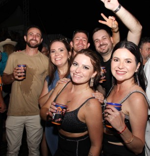 <a style='margin-left: 5px;' class='btn btn-xs btn-social btn-facebook' href='https://www.facebook.com/sharer/sharer.php?u=https://www.galeramix.com.br/imagem/a163/800-800-90/conteudo/site_galerias/163/gustavo-lima-costelaco-junior-seco-galeramix-206.jpg' rel='popup' data-width='500' data-height='400'><i class='fa fa-facebook'></i>Compartilhar <span class='hidden-xs'>no Facebook</span></a> <a class='btn btn-default btn-xs' target='_blank' href='imagem/a163/800-800-90/conteudo/site_galerias/163/gustavo-lima-costelaco-junior-seco-galeramix-206.jpg'><span class='glyphicon glyphicon-cloud-download'></span> Salvar</a>