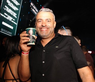 <a style='margin-left: 5px;' class='btn btn-xs btn-social btn-facebook' href='https://www.facebook.com/sharer/sharer.php?u=https://www.galeramix.com.br/imagem/a163/800-800-90/conteudo/site_galerias/163/gustavo-lima-costelaco-junior-seco-galeramix-208.jpg' rel='popup' data-width='500' data-height='400'><i class='fa fa-facebook'></i>Compartilhar <span class='hidden-xs'>no Facebook</span></a> <a class='btn btn-default btn-xs' target='_blank' href='imagem/a163/800-800-90/conteudo/site_galerias/163/gustavo-lima-costelaco-junior-seco-galeramix-208.jpg'><span class='glyphicon glyphicon-cloud-download'></span> Salvar</a>