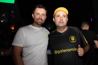 <a style='margin-left: 5px;' class='btn btn-xs btn-social btn-facebook' href='https://www.facebook.com/sharer/sharer.php?u=https://www.galeramix.com.br/imagem/a163/800-800-90/conteudo/site_galerias/163/gustavo-lima-costelaco-junior-seco-galeramix-211.jpg' rel='popup' data-width='500' data-height='400'><i class='fa fa-facebook'></i>Compartilhar <span class='hidden-xs'>no Facebook</span></a> <a class='btn btn-default btn-xs' target='_blank' href='imagem/a163/800-800-90/conteudo/site_galerias/163/gustavo-lima-costelaco-junior-seco-galeramix-211.jpg'><span class='glyphicon glyphicon-cloud-download'></span> Salvar</a>