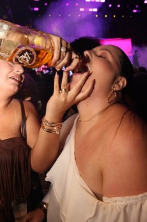 <a style='margin-left: 5px;' class='btn btn-xs btn-social btn-facebook' href='https://www.facebook.com/sharer/sharer.php?u=https://www.galeramix.com.br/imagem/a163/800-800-90/conteudo/site_galerias/163/gustavo-lima-costelaco-junior-seco-galeramix-213.jpg' rel='popup' data-width='500' data-height='400'><i class='fa fa-facebook'></i>Compartilhar <span class='hidden-xs'>no Facebook</span></a> <a class='btn btn-default btn-xs' target='_blank' href='imagem/a163/800-800-90/conteudo/site_galerias/163/gustavo-lima-costelaco-junior-seco-galeramix-213.jpg'><span class='glyphicon glyphicon-cloud-download'></span> Salvar</a>