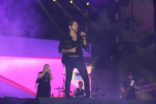 <a style='margin-left: 5px;' class='btn btn-xs btn-social btn-facebook' href='https://www.facebook.com/sharer/sharer.php?u=https://www.galeramix.com.br/imagem/a163/800-800-90/conteudo/site_galerias/163/gustavo-lima-costelaco-junior-seco-galeramix-216.jpg' rel='popup' data-width='500' data-height='400'><i class='fa fa-facebook'></i>Compartilhar <span class='hidden-xs'>no Facebook</span></a> <a class='btn btn-default btn-xs' target='_blank' href='imagem/a163/800-800-90/conteudo/site_galerias/163/gustavo-lima-costelaco-junior-seco-galeramix-216.jpg'><span class='glyphicon glyphicon-cloud-download'></span> Salvar</a>