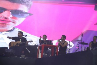 <a style='margin-left: 5px;' class='btn btn-xs btn-social btn-facebook' href='https://www.facebook.com/sharer/sharer.php?u=https://www.galeramix.com.br/imagem/a163/800-800-90/conteudo/site_galerias/163/gustavo-lima-costelaco-junior-seco-galeramix-217.jpg' rel='popup' data-width='500' data-height='400'><i class='fa fa-facebook'></i>Compartilhar <span class='hidden-xs'>no Facebook</span></a> <a class='btn btn-default btn-xs' target='_blank' href='imagem/a163/800-800-90/conteudo/site_galerias/163/gustavo-lima-costelaco-junior-seco-galeramix-217.jpg'><span class='glyphicon glyphicon-cloud-download'></span> Salvar</a>