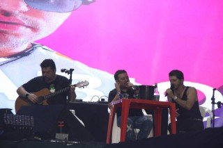 <a style='margin-left: 5px;' class='btn btn-xs btn-social btn-facebook' href='https://www.facebook.com/sharer/sharer.php?u=https://www.galeramix.com.br/imagem/a163/800-800-90/conteudo/site_galerias/163/gustavo-lima-costelaco-junior-seco-galeramix-218.jpg' rel='popup' data-width='500' data-height='400'><i class='fa fa-facebook'></i>Compartilhar <span class='hidden-xs'>no Facebook</span></a> <a class='btn btn-default btn-xs' target='_blank' href='imagem/a163/800-800-90/conteudo/site_galerias/163/gustavo-lima-costelaco-junior-seco-galeramix-218.jpg'><span class='glyphicon glyphicon-cloud-download'></span> Salvar</a>