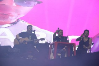 <a style='margin-left: 5px;' class='btn btn-xs btn-social btn-facebook' href='https://www.facebook.com/sharer/sharer.php?u=https://www.galeramix.com.br/imagem/a163/800-800-90/conteudo/site_galerias/163/gustavo-lima-costelaco-junior-seco-galeramix-219.jpg' rel='popup' data-width='500' data-height='400'><i class='fa fa-facebook'></i>Compartilhar <span class='hidden-xs'>no Facebook</span></a> <a class='btn btn-default btn-xs' target='_blank' href='imagem/a163/800-800-90/conteudo/site_galerias/163/gustavo-lima-costelaco-junior-seco-galeramix-219.jpg'><span class='glyphicon glyphicon-cloud-download'></span> Salvar</a>