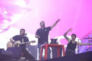 <a style='margin-left: 5px;' class='btn btn-xs btn-social btn-facebook' href='https://www.facebook.com/sharer/sharer.php?u=https://www.galeramix.com.br/imagem/a163/800-800-90/conteudo/site_galerias/163/gustavo-lima-costelaco-junior-seco-galeramix-220.jpg' rel='popup' data-width='500' data-height='400'><i class='fa fa-facebook'></i>Compartilhar <span class='hidden-xs'>no Facebook</span></a> <a class='btn btn-default btn-xs' target='_blank' href='imagem/a163/800-800-90/conteudo/site_galerias/163/gustavo-lima-costelaco-junior-seco-galeramix-220.jpg'><span class='glyphicon glyphicon-cloud-download'></span> Salvar</a>