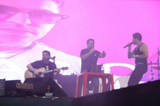 <a style='margin-left: 5px;' class='btn btn-xs btn-social btn-facebook' href='https://www.facebook.com/sharer/sharer.php?u=https://www.galeramix.com.br/imagem/a163/800-800-90/conteudo/site_galerias/163/gustavo-lima-costelaco-junior-seco-galeramix-221.jpg' rel='popup' data-width='500' data-height='400'><i class='fa fa-facebook'></i>Compartilhar <span class='hidden-xs'>no Facebook</span></a> <a class='btn btn-default btn-xs' target='_blank' href='imagem/a163/800-800-90/conteudo/site_galerias/163/gustavo-lima-costelaco-junior-seco-galeramix-221.jpg'><span class='glyphicon glyphicon-cloud-download'></span> Salvar</a>