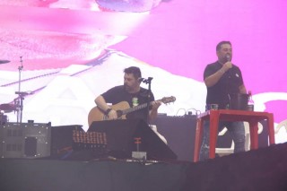 <a style='margin-left: 5px;' class='btn btn-xs btn-social btn-facebook' href='https://www.facebook.com/sharer/sharer.php?u=https://www.galeramix.com.br/imagem/a163/800-800-90/conteudo/site_galerias/163/gustavo-lima-costelaco-junior-seco-galeramix-222.jpg' rel='popup' data-width='500' data-height='400'><i class='fa fa-facebook'></i>Compartilhar <span class='hidden-xs'>no Facebook</span></a> <a class='btn btn-default btn-xs' target='_blank' href='imagem/a163/800-800-90/conteudo/site_galerias/163/gustavo-lima-costelaco-junior-seco-galeramix-222.jpg'><span class='glyphicon glyphicon-cloud-download'></span> Salvar</a>