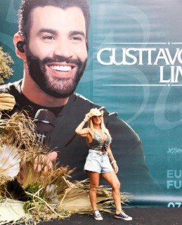 <a style='margin-left: 5px;' class='btn btn-xs btn-social btn-facebook' href='https://www.facebook.com/sharer/sharer.php?u=https://www.galeramix.com.br/imagem/a163/800-800-90/conteudo/site_galerias/163/gustavo-lima-costelaco-junior-seco-galeramix-225.jpg' rel='popup' data-width='500' data-height='400'><i class='fa fa-facebook'></i>Compartilhar <span class='hidden-xs'>no Facebook</span></a> <a class='btn btn-default btn-xs' target='_blank' href='imagem/a163/800-800-90/conteudo/site_galerias/163/gustavo-lima-costelaco-junior-seco-galeramix-225.jpg'><span class='glyphicon glyphicon-cloud-download'></span> Salvar</a>