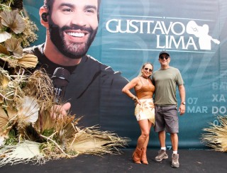 <a style='margin-left: 5px;' class='btn btn-xs btn-social btn-facebook' href='https://www.facebook.com/sharer/sharer.php?u=https://www.galeramix.com.br/imagem/a163/800-800-90/conteudo/site_galerias/163/gustavo-lima-costelaco-junior-seco-galeramix-230.jpg' rel='popup' data-width='500' data-height='400'><i class='fa fa-facebook'></i>Compartilhar <span class='hidden-xs'>no Facebook</span></a> <a class='btn btn-default btn-xs' target='_blank' href='imagem/a163/800-800-90/conteudo/site_galerias/163/gustavo-lima-costelaco-junior-seco-galeramix-230.jpg'><span class='glyphicon glyphicon-cloud-download'></span> Salvar</a>