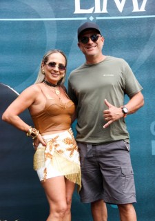 <a style='margin-left: 5px;' class='btn btn-xs btn-social btn-facebook' href='https://www.facebook.com/sharer/sharer.php?u=https://www.galeramix.com.br/imagem/a163/800-800-90/conteudo/site_galerias/163/gustavo-lima-costelaco-junior-seco-galeramix-231.jpg' rel='popup' data-width='500' data-height='400'><i class='fa fa-facebook'></i>Compartilhar <span class='hidden-xs'>no Facebook</span></a> <a class='btn btn-default btn-xs' target='_blank' href='imagem/a163/800-800-90/conteudo/site_galerias/163/gustavo-lima-costelaco-junior-seco-galeramix-231.jpg'><span class='glyphicon glyphicon-cloud-download'></span> Salvar</a>