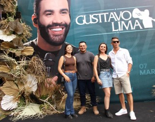 <a style='margin-left: 5px;' class='btn btn-xs btn-social btn-facebook' href='https://www.facebook.com/sharer/sharer.php?u=https://www.galeramix.com.br/imagem/a163/800-800-90/conteudo/site_galerias/163/gustavo-lima-costelaco-junior-seco-galeramix-235.jpg' rel='popup' data-width='500' data-height='400'><i class='fa fa-facebook'></i>Compartilhar <span class='hidden-xs'>no Facebook</span></a> <a class='btn btn-default btn-xs' target='_blank' href='imagem/a163/800-800-90/conteudo/site_galerias/163/gustavo-lima-costelaco-junior-seco-galeramix-235.jpg'><span class='glyphicon glyphicon-cloud-download'></span> Salvar</a>