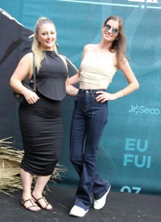 <a style='margin-left: 5px;' class='btn btn-xs btn-social btn-facebook' href='https://www.facebook.com/sharer/sharer.php?u=https://www.galeramix.com.br/imagem/a163/800-800-90/conteudo/site_galerias/163/gustavo-lima-costelaco-junior-seco-galeramix-239.jpg' rel='popup' data-width='500' data-height='400'><i class='fa fa-facebook'></i>Compartilhar <span class='hidden-xs'>no Facebook</span></a> <a class='btn btn-default btn-xs' target='_blank' href='imagem/a163/800-800-90/conteudo/site_galerias/163/gustavo-lima-costelaco-junior-seco-galeramix-239.jpg'><span class='glyphicon glyphicon-cloud-download'></span> Salvar</a>