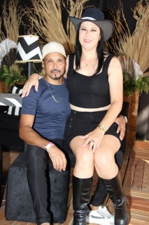 <a style='margin-left: 5px;' class='btn btn-xs btn-social btn-facebook' href='https://www.facebook.com/sharer/sharer.php?u=https://www.galeramix.com.br/imagem/a163/800-800-90/conteudo/site_galerias/163/gustavo-lima-costelaco-junior-seco-galeramix-24.jpg' rel='popup' data-width='500' data-height='400'><i class='fa fa-facebook'></i>Compartilhar <span class='hidden-xs'>no Facebook</span></a> <a class='btn btn-default btn-xs' target='_blank' href='imagem/a163/800-800-90/conteudo/site_galerias/163/gustavo-lima-costelaco-junior-seco-galeramix-24.jpg'><span class='glyphicon glyphicon-cloud-download'></span> Salvar</a>