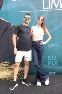 <a style='margin-left: 5px;' class='btn btn-xs btn-social btn-facebook' href='https://www.facebook.com/sharer/sharer.php?u=https://www.galeramix.com.br/imagem/a163/800-800-90/conteudo/site_galerias/163/gustavo-lima-costelaco-junior-seco-galeramix-240.jpg' rel='popup' data-width='500' data-height='400'><i class='fa fa-facebook'></i>Compartilhar <span class='hidden-xs'>no Facebook</span></a> <a class='btn btn-default btn-xs' target='_blank' href='imagem/a163/800-800-90/conteudo/site_galerias/163/gustavo-lima-costelaco-junior-seco-galeramix-240.jpg'><span class='glyphicon glyphicon-cloud-download'></span> Salvar</a>