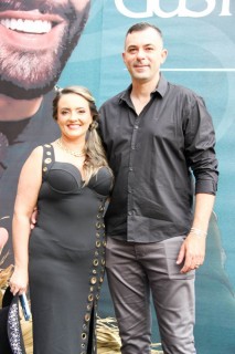 <a style='margin-left: 5px;' class='btn btn-xs btn-social btn-facebook' href='https://www.facebook.com/sharer/sharer.php?u=https://www.galeramix.com.br/imagem/a163/800-800-90/conteudo/site_galerias/163/gustavo-lima-costelaco-junior-seco-galeramix-244.jpg' rel='popup' data-width='500' data-height='400'><i class='fa fa-facebook'></i>Compartilhar <span class='hidden-xs'>no Facebook</span></a> <a class='btn btn-default btn-xs' target='_blank' href='imagem/a163/800-800-90/conteudo/site_galerias/163/gustavo-lima-costelaco-junior-seco-galeramix-244.jpg'><span class='glyphicon glyphicon-cloud-download'></span> Salvar</a>