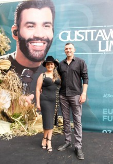 <a style='margin-left: 5px;' class='btn btn-xs btn-social btn-facebook' href='https://www.facebook.com/sharer/sharer.php?u=https://www.galeramix.com.br/imagem/a163/800-800-90/conteudo/site_galerias/163/gustavo-lima-costelaco-junior-seco-galeramix-245.jpg' rel='popup' data-width='500' data-height='400'><i class='fa fa-facebook'></i>Compartilhar <span class='hidden-xs'>no Facebook</span></a> <a class='btn btn-default btn-xs' target='_blank' href='imagem/a163/800-800-90/conteudo/site_galerias/163/gustavo-lima-costelaco-junior-seco-galeramix-245.jpg'><span class='glyphicon glyphicon-cloud-download'></span> Salvar</a>