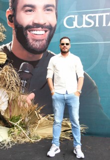 <a style='margin-left: 5px;' class='btn btn-xs btn-social btn-facebook' href='https://www.facebook.com/sharer/sharer.php?u=https://www.galeramix.com.br/imagem/a163/800-800-90/conteudo/site_galerias/163/gustavo-lima-costelaco-junior-seco-galeramix-247.jpg' rel='popup' data-width='500' data-height='400'><i class='fa fa-facebook'></i>Compartilhar <span class='hidden-xs'>no Facebook</span></a> <a class='btn btn-default btn-xs' target='_blank' href='imagem/a163/800-800-90/conteudo/site_galerias/163/gustavo-lima-costelaco-junior-seco-galeramix-247.jpg'><span class='glyphicon glyphicon-cloud-download'></span> Salvar</a>