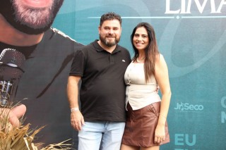 <a style='margin-left: 5px;' class='btn btn-xs btn-social btn-facebook' href='https://www.facebook.com/sharer/sharer.php?u=https://www.galeramix.com.br/imagem/a163/800-800-90/conteudo/site_galerias/163/gustavo-lima-costelaco-junior-seco-galeramix-248.jpg' rel='popup' data-width='500' data-height='400'><i class='fa fa-facebook'></i>Compartilhar <span class='hidden-xs'>no Facebook</span></a> <a class='btn btn-default btn-xs' target='_blank' href='imagem/a163/800-800-90/conteudo/site_galerias/163/gustavo-lima-costelaco-junior-seco-galeramix-248.jpg'><span class='glyphicon glyphicon-cloud-download'></span> Salvar</a>