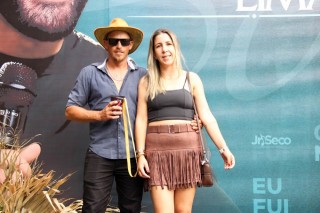 <a style='margin-left: 5px;' class='btn btn-xs btn-social btn-facebook' href='https://www.facebook.com/sharer/sharer.php?u=https://www.galeramix.com.br/imagem/a163/800-800-90/conteudo/site_galerias/163/gustavo-lima-costelaco-junior-seco-galeramix-251.jpg' rel='popup' data-width='500' data-height='400'><i class='fa fa-facebook'></i>Compartilhar <span class='hidden-xs'>no Facebook</span></a> <a class='btn btn-default btn-xs' target='_blank' href='imagem/a163/800-800-90/conteudo/site_galerias/163/gustavo-lima-costelaco-junior-seco-galeramix-251.jpg'><span class='glyphicon glyphicon-cloud-download'></span> Salvar</a>