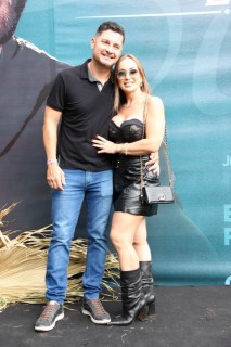 <a style='margin-left: 5px;' class='btn btn-xs btn-social btn-facebook' href='https://www.facebook.com/sharer/sharer.php?u=https://www.galeramix.com.br/imagem/a163/800-800-90/conteudo/site_galerias/163/gustavo-lima-costelaco-junior-seco-galeramix-253.jpg' rel='popup' data-width='500' data-height='400'><i class='fa fa-facebook'></i>Compartilhar <span class='hidden-xs'>no Facebook</span></a> <a class='btn btn-default btn-xs' target='_blank' href='imagem/a163/800-800-90/conteudo/site_galerias/163/gustavo-lima-costelaco-junior-seco-galeramix-253.jpg'><span class='glyphicon glyphicon-cloud-download'></span> Salvar</a>