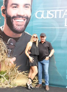 <a style='margin-left: 5px;' class='btn btn-xs btn-social btn-facebook' href='https://www.facebook.com/sharer/sharer.php?u=https://www.galeramix.com.br/imagem/a163/800-800-90/conteudo/site_galerias/163/gustavo-lima-costelaco-junior-seco-galeramix-255.jpg' rel='popup' data-width='500' data-height='400'><i class='fa fa-facebook'></i>Compartilhar <span class='hidden-xs'>no Facebook</span></a> <a class='btn btn-default btn-xs' target='_blank' href='imagem/a163/800-800-90/conteudo/site_galerias/163/gustavo-lima-costelaco-junior-seco-galeramix-255.jpg'><span class='glyphicon glyphicon-cloud-download'></span> Salvar</a>