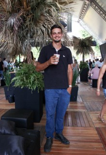 <a style='margin-left: 5px;' class='btn btn-xs btn-social btn-facebook' href='https://www.facebook.com/sharer/sharer.php?u=https://www.galeramix.com.br/imagem/a163/800-800-90/conteudo/site_galerias/163/gustavo-lima-costelaco-junior-seco-galeramix-268.jpg' rel='popup' data-width='500' data-height='400'><i class='fa fa-facebook'></i>Compartilhar <span class='hidden-xs'>no Facebook</span></a> <a class='btn btn-default btn-xs' target='_blank' href='imagem/a163/800-800-90/conteudo/site_galerias/163/gustavo-lima-costelaco-junior-seco-galeramix-268.jpg'><span class='glyphicon glyphicon-cloud-download'></span> Salvar</a>