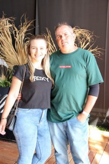 <a style='margin-left: 5px;' class='btn btn-xs btn-social btn-facebook' href='https://www.facebook.com/sharer/sharer.php?u=https://www.galeramix.com.br/imagem/a163/800-800-90/conteudo/site_galerias/163/gustavo-lima-costelaco-junior-seco-galeramix-275.jpg' rel='popup' data-width='500' data-height='400'><i class='fa fa-facebook'></i>Compartilhar <span class='hidden-xs'>no Facebook</span></a> <a class='btn btn-default btn-xs' target='_blank' href='imagem/a163/800-800-90/conteudo/site_galerias/163/gustavo-lima-costelaco-junior-seco-galeramix-275.jpg'><span class='glyphicon glyphicon-cloud-download'></span> Salvar</a>