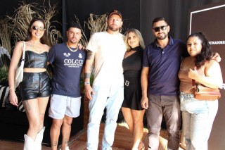 <a style='margin-left: 5px;' class='btn btn-xs btn-social btn-facebook' href='https://www.facebook.com/sharer/sharer.php?u=https://www.galeramix.com.br/imagem/a163/800-800-90/conteudo/site_galerias/163/gustavo-lima-costelaco-junior-seco-galeramix-277.jpg' rel='popup' data-width='500' data-height='400'><i class='fa fa-facebook'></i>Compartilhar <span class='hidden-xs'>no Facebook</span></a> <a class='btn btn-default btn-xs' target='_blank' href='imagem/a163/800-800-90/conteudo/site_galerias/163/gustavo-lima-costelaco-junior-seco-galeramix-277.jpg'><span class='glyphicon glyphicon-cloud-download'></span> Salvar</a>