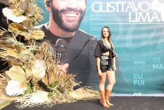 <a style='margin-left: 5px;' class='btn btn-xs btn-social btn-facebook' href='https://www.facebook.com/sharer/sharer.php?u=https://www.galeramix.com.br/imagem/a163/800-800-90/conteudo/site_galerias/163/gustavo-lima-costelaco-junior-seco-galeramix-31.jpg' rel='popup' data-width='500' data-height='400'><i class='fa fa-facebook'></i>Compartilhar <span class='hidden-xs'>no Facebook</span></a> <a class='btn btn-default btn-xs' target='_blank' href='imagem/a163/800-800-90/conteudo/site_galerias/163/gustavo-lima-costelaco-junior-seco-galeramix-31.jpg'><span class='glyphicon glyphicon-cloud-download'></span> Salvar</a>