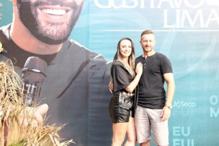 <a style='margin-left: 5px;' class='btn btn-xs btn-social btn-facebook' href='https://www.facebook.com/sharer/sharer.php?u=https://www.galeramix.com.br/imagem/a163/800-800-90/conteudo/site_galerias/163/gustavo-lima-costelaco-junior-seco-galeramix-32.jpg' rel='popup' data-width='500' data-height='400'><i class='fa fa-facebook'></i>Compartilhar <span class='hidden-xs'>no Facebook</span></a> <a class='btn btn-default btn-xs' target='_blank' href='imagem/a163/800-800-90/conteudo/site_galerias/163/gustavo-lima-costelaco-junior-seco-galeramix-32.jpg'><span class='glyphicon glyphicon-cloud-download'></span> Salvar</a>